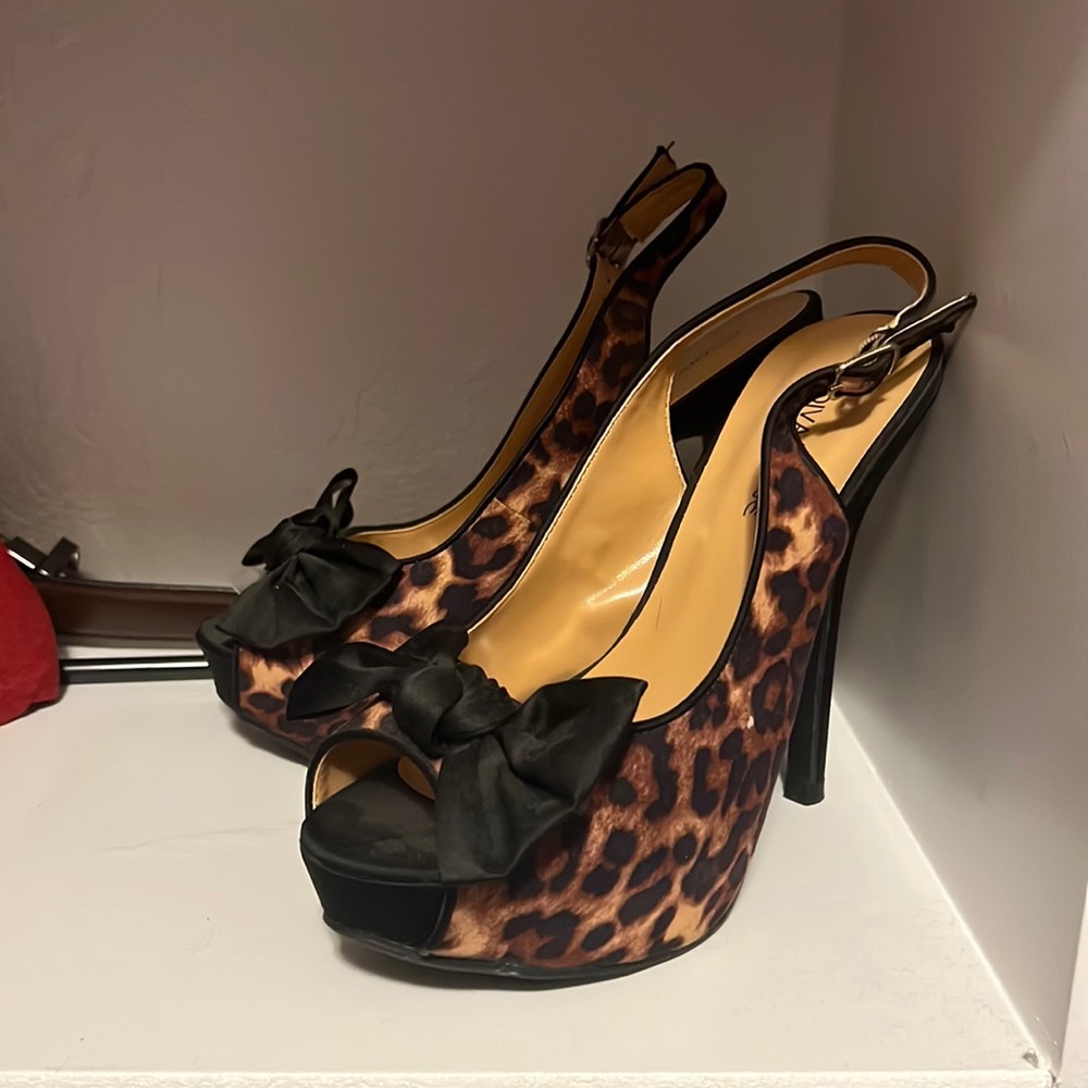 Leopard print pumps